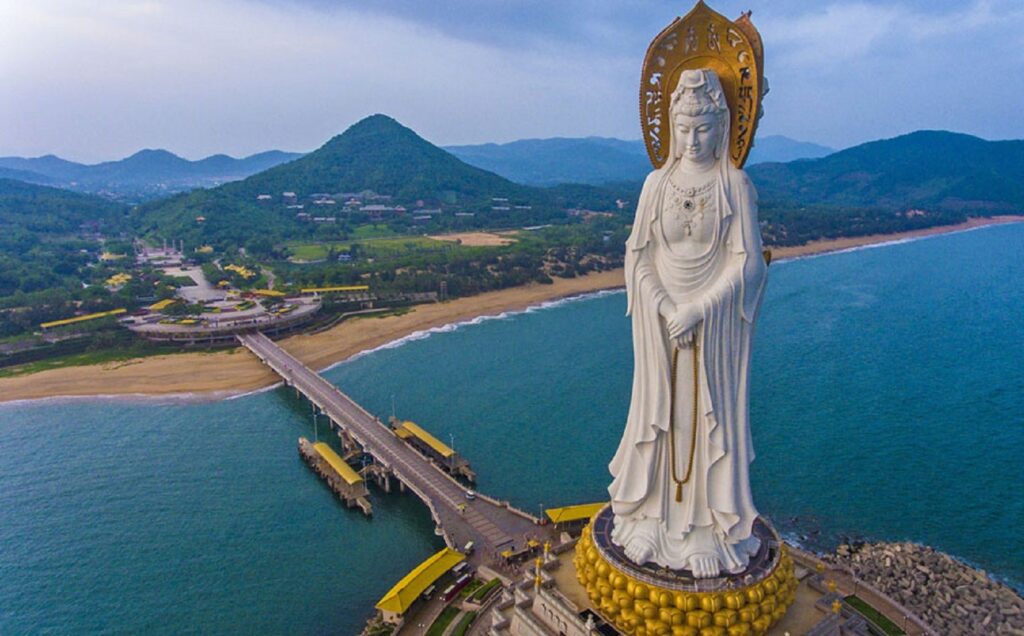 Guan Yin la compassione. Statua sull'isola di Hainan, in Cina